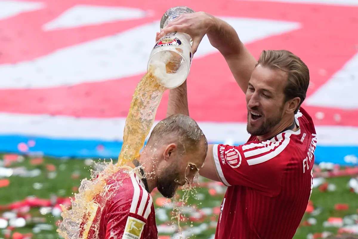 Bayern Munich finally receives Bundesliga trophy and celebrates