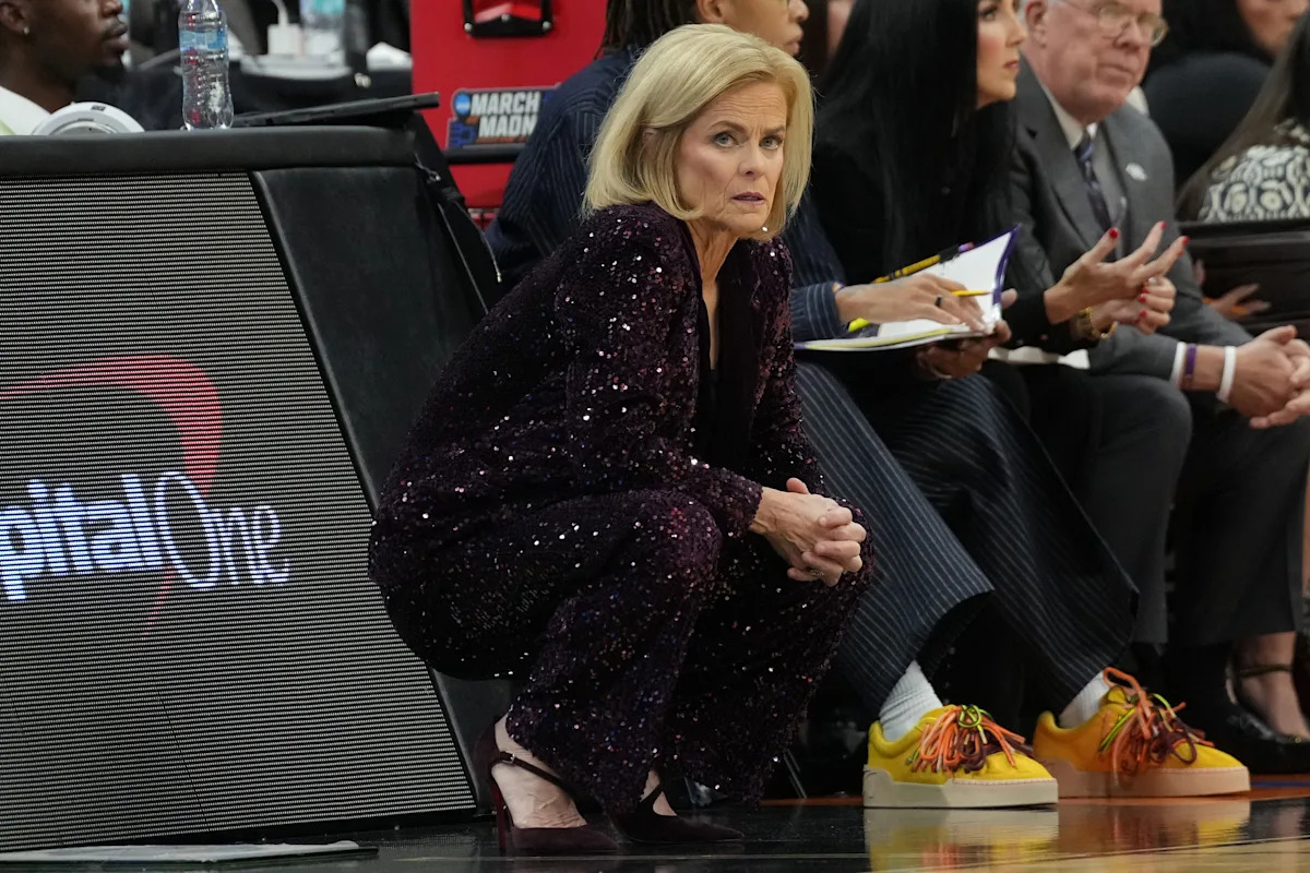 LSU's Kim Mulkey shuts down retirement talk: 'It's just a flat-out lie' LSU's Kim Mulkey shuts down retirement talk: 'It's just a flat-out lie'