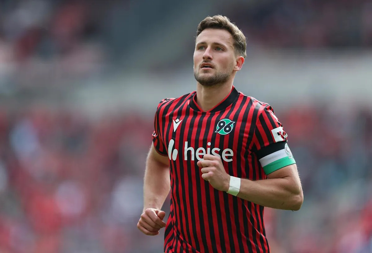 Gladbach in the hunt for out-of-contact Hannover 96 skipper Enzo Leopold
