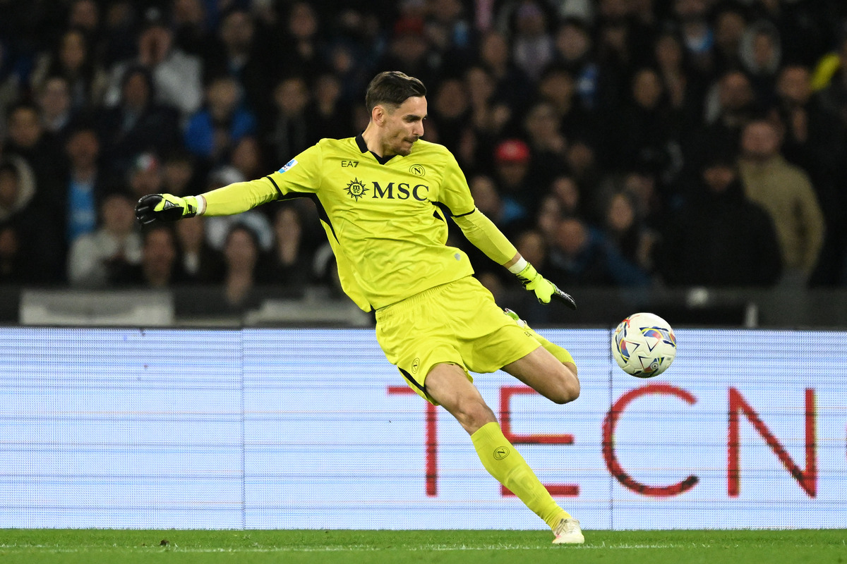 Juventus enquire about Napoli goalkeeper as fallback option for Alisson