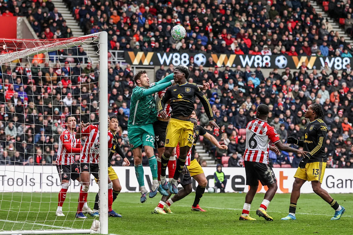 Manchester United Held by Sunderland in Tense Goalless Draw at the Stadium of Light