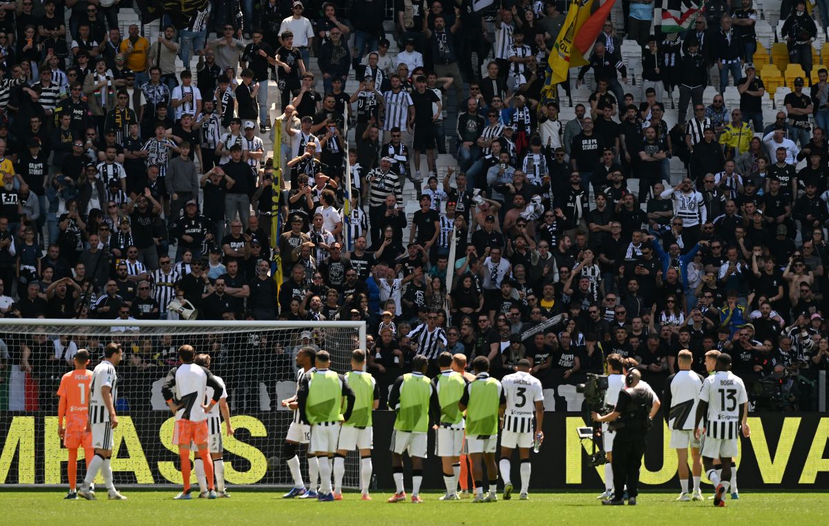 Video: Juventus ultras protest as Champions League spot slips away