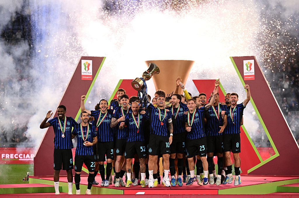 🎥 Inter go wild at the Olimpico! Lautaro lifts the cup, Chivu ecstatic! 🤩 🎥 Inter go wild at the Olimpico! Lautaro lifts the cup, Chivu ecstatic! 🤩