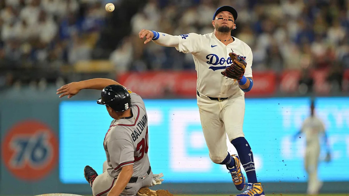 Dodgers&rsquo; Miguel Rojas debuts epic World Series-themed Jordan cleats on bobblehead night