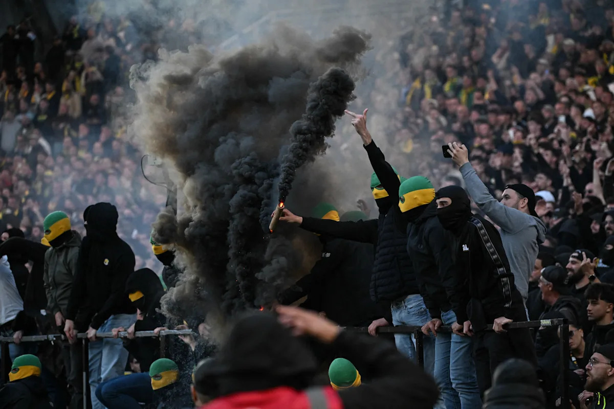 🚨 Violence after relegation: massive pitch invasion stops match
