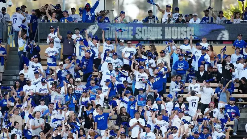 Punches Thrown at Dodger Stadium as Fans Engage in Ugly Brawl Punches Thrown at Dodger Stadium as Fans Engage in Ugly Brawl