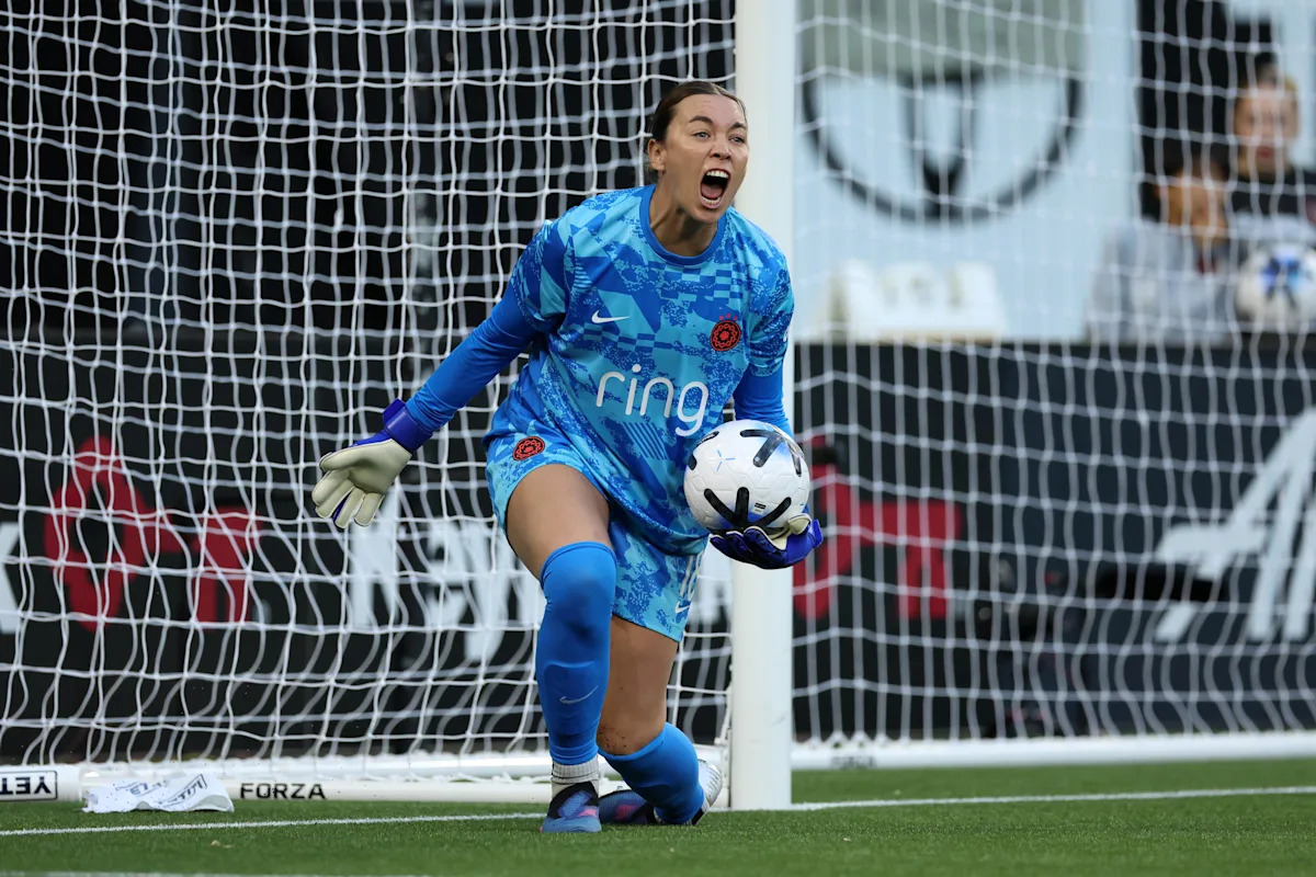 Goalkeeper Mackenzie Arnold is staying in Portland through 2027