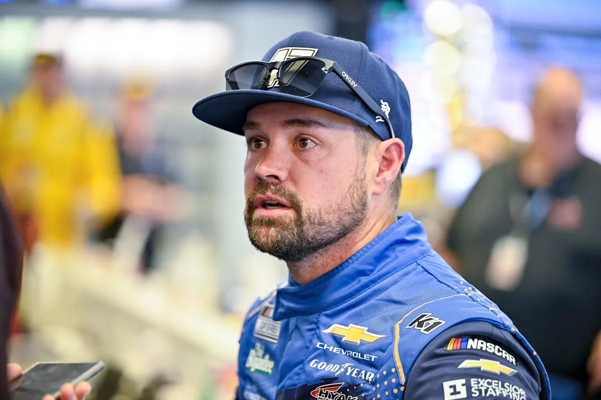 Ricky Stenhouse Jr. signs contract extension with Hyak Motorsports Ricky Stenhouse Jr. signs contract extension with Hyak Motorsports