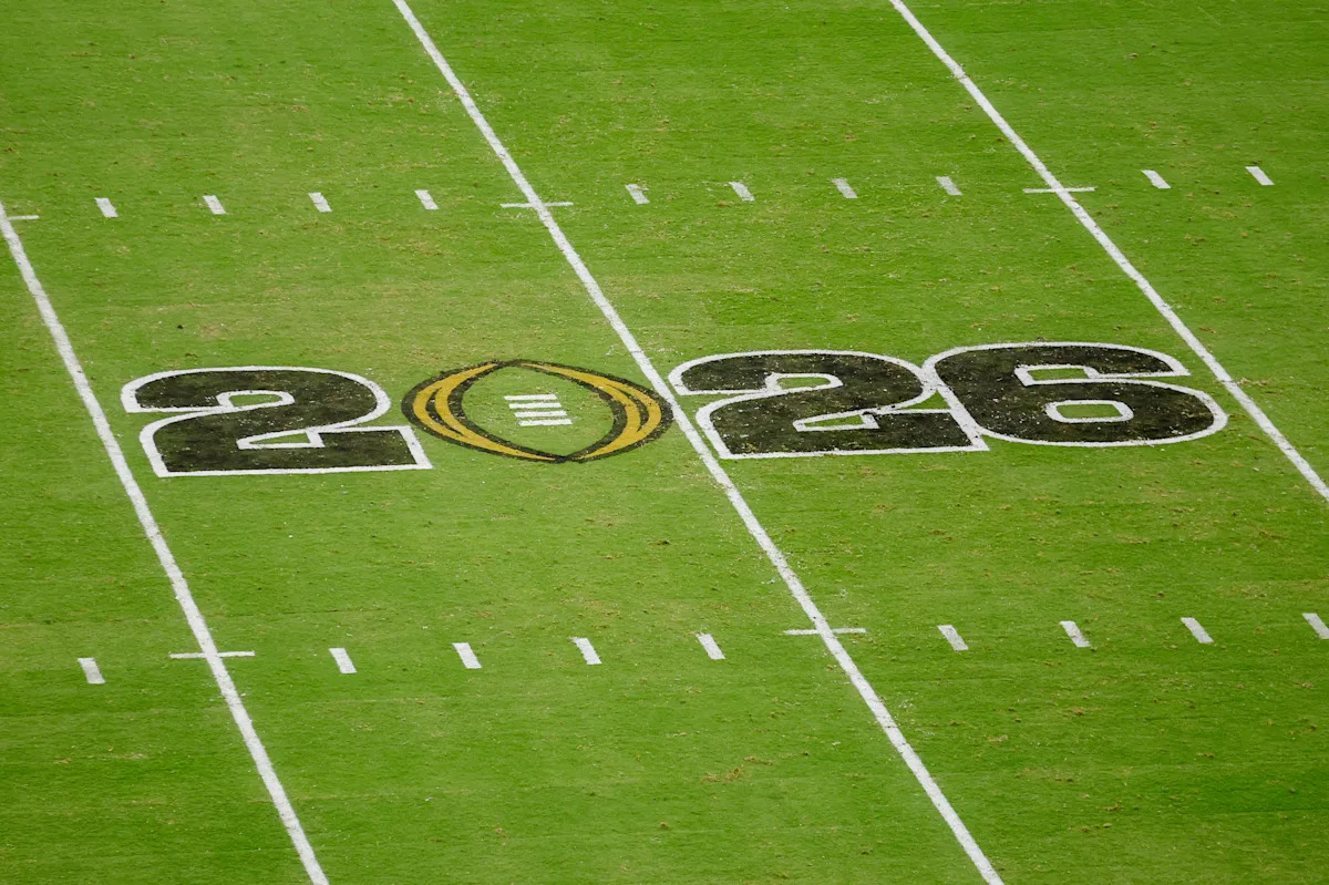 Sources: College football coaches throwing support behind expanded CFP format
