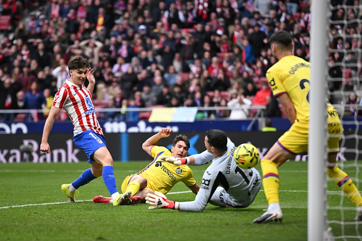Paris Saint-Germain offer two players to Atletico Madrid in Julian Alvarez talks