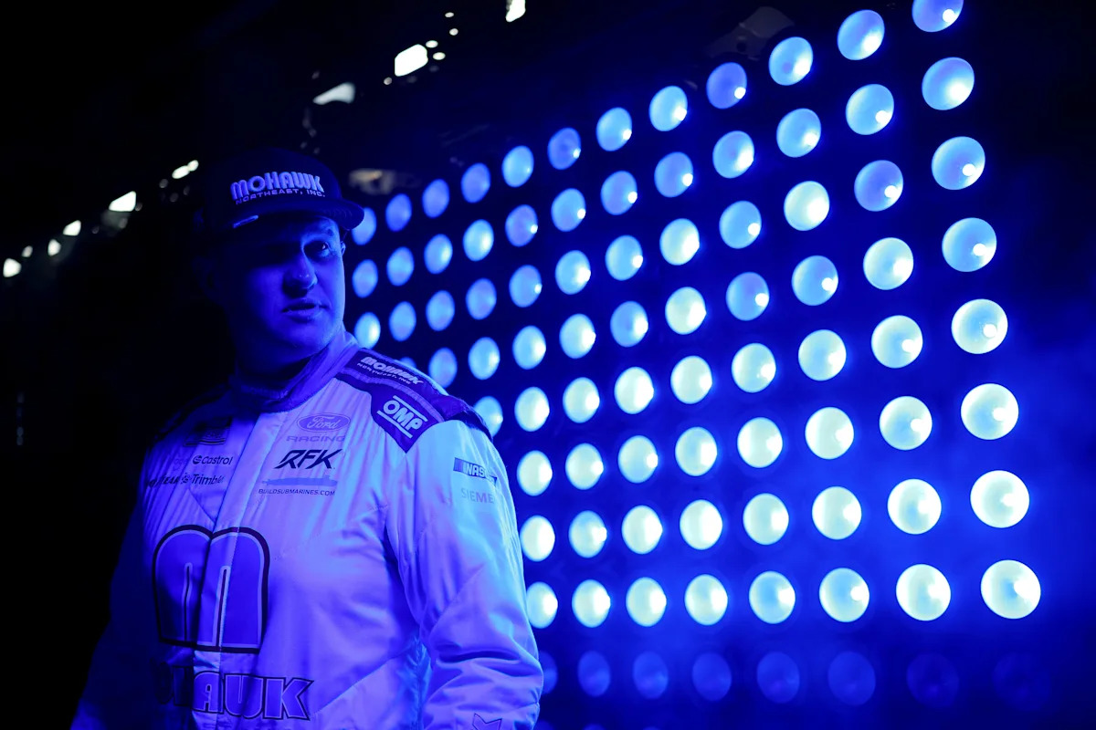 Chase Elliott, Kyle Larson among 9 involved in early NASCAR All-Star Race crash