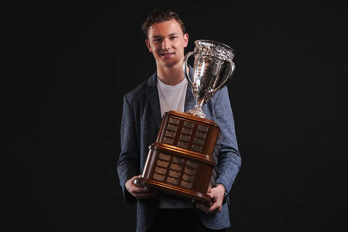 Islanders & Playoff News: Calder surprise, Wild collapse Islanders & Playoff News: Calder surprise, Wild collapse