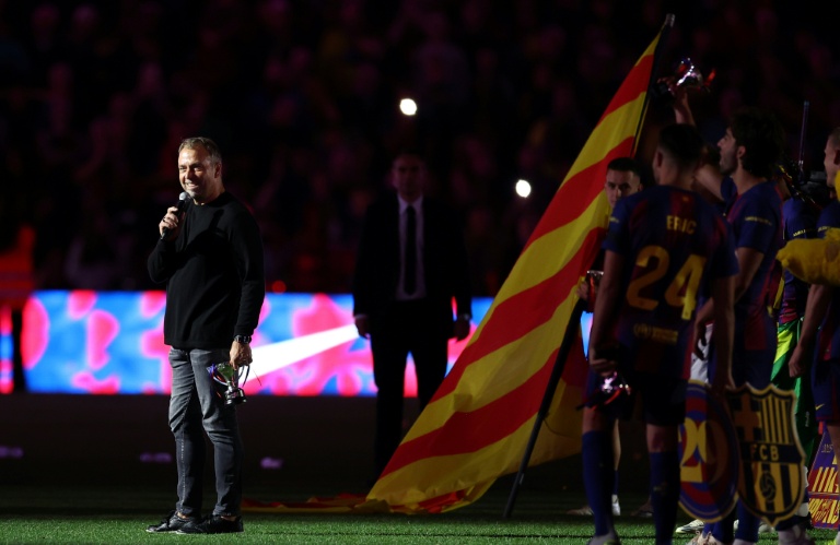 Flick extends contract with Barcelona