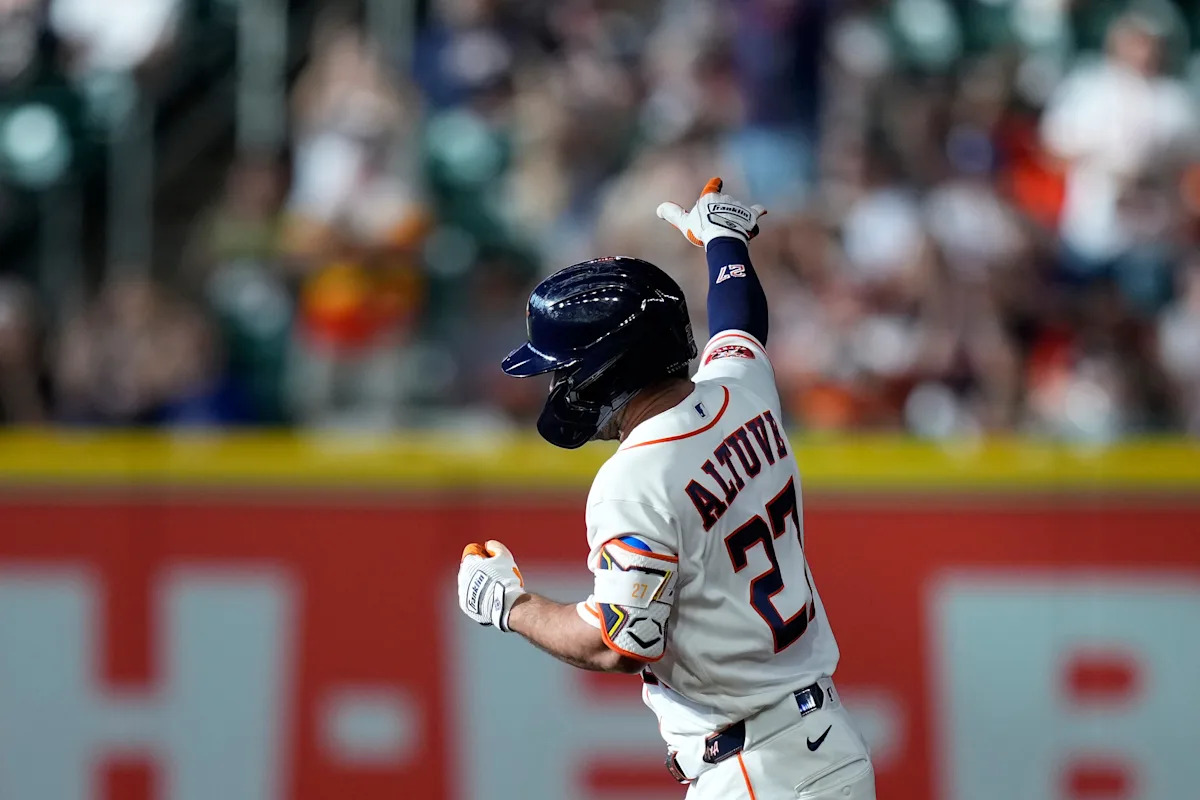 Astros' Jose Altuve set for MRI after awkward swing leaves him with left side soreness