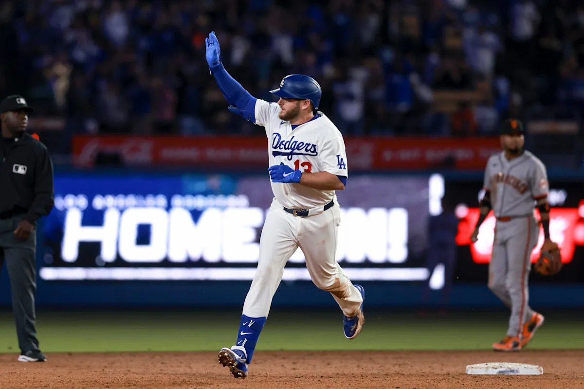 Max Muncy hit another home run against the Giants Max Muncy hit another home run against the Giants