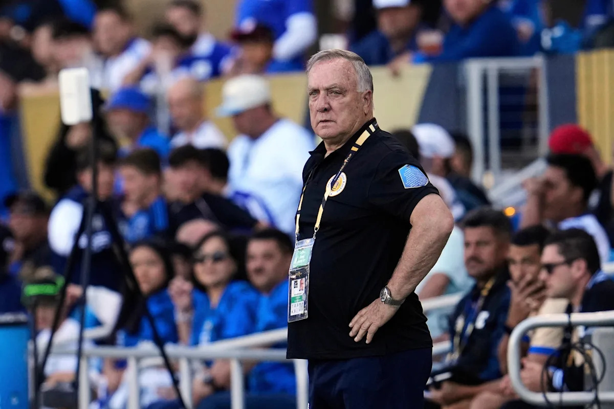 Cura&ccedil;ao rehires Dick Advocaat as coach for the World Cup three months after he resigned