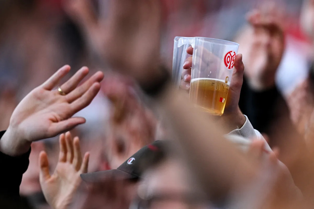 🏟️ Father’s Day walk to the ground? Bundesliga clubs’ alcohol limits 🏟️ Father’s Day walk to the ground? Bundesliga clubs’ alcohol limits