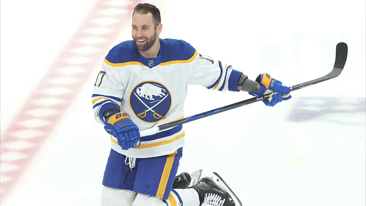 Sabres&rsquo; Jason Zucker deflection goal sparks insanely chaotic 1st period in Game 5