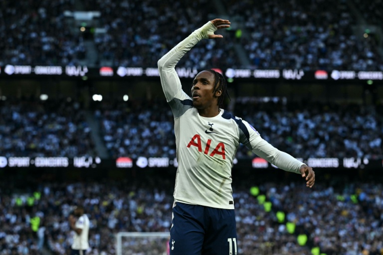 Leeds draw leaves Spurs in relegation peril Leeds draw leaves Spurs in relegation peril