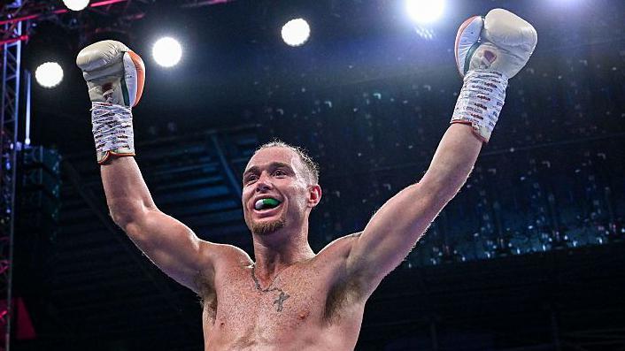 Donovan beats Chukhadzhian in world title eliminator