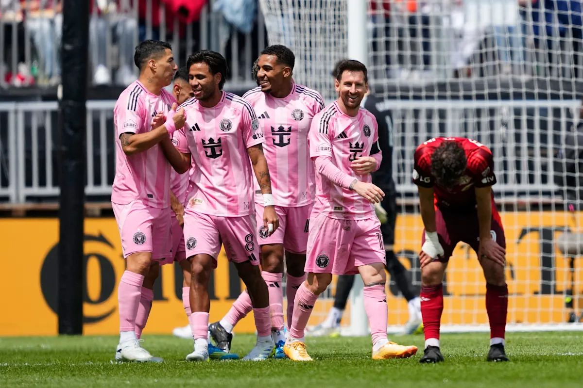 Watch: Luis Suarez scores controversial goal, held onside by injured player