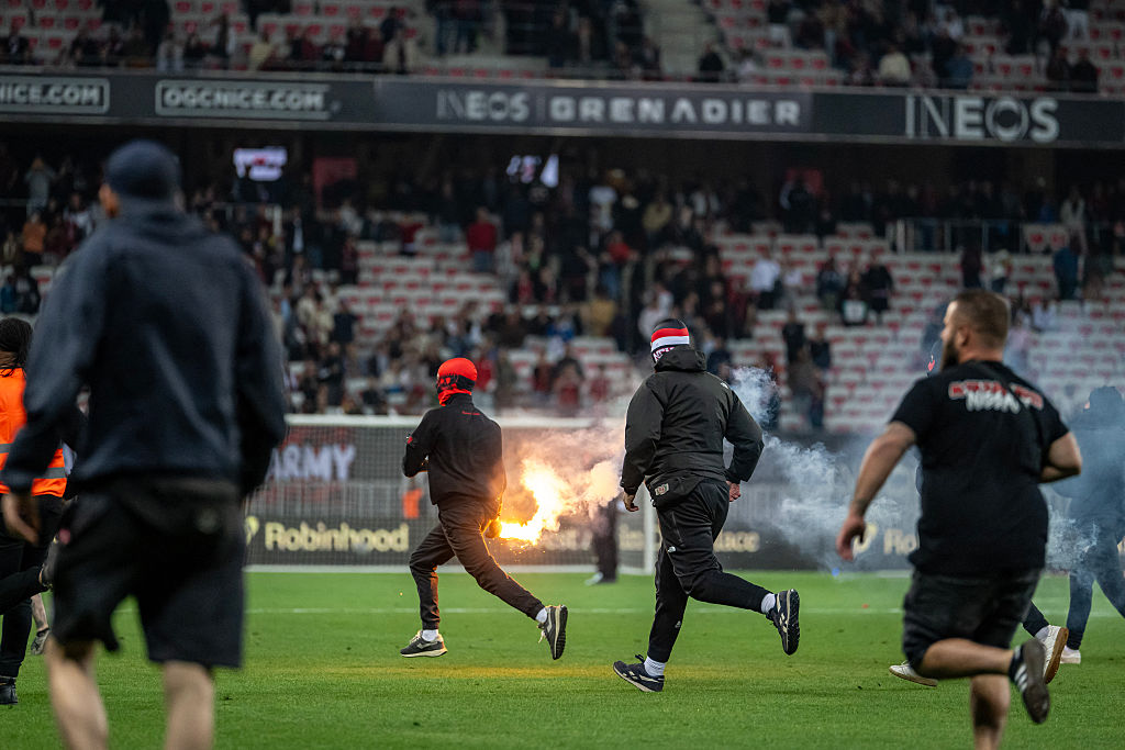 🎥 Pitch invasion, tear gas: top-flight side face play-off
