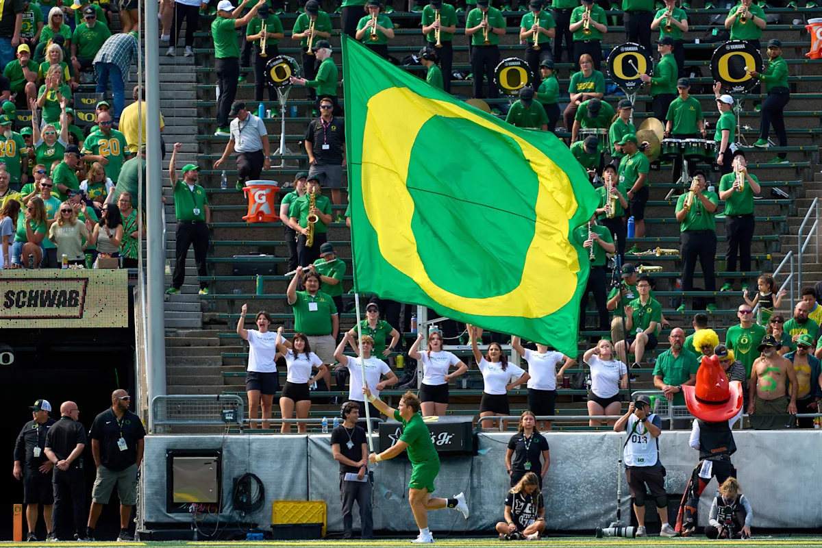 University of Oregon reportedly suing former DB Dakoda Fields over unpaid $10,000 settlement balance