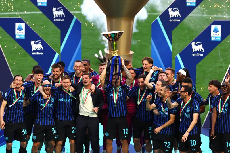 Lautaro and Chivu lift the trophy: Inter are Champions of Italy!