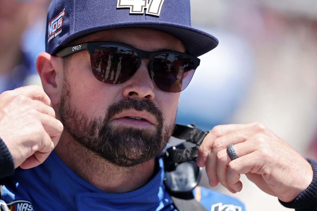 Ricky Stenhouse Jr. signs multi-year contract extension with Hyak Motorsports Ricky Stenhouse Jr. signs multi-year contract extension with Hyak Motorsports