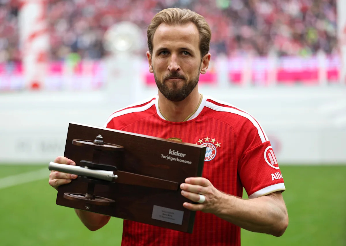 Harry Kane a bit miffed that the Bundesliga top scorer award looks like the Arsenal badge