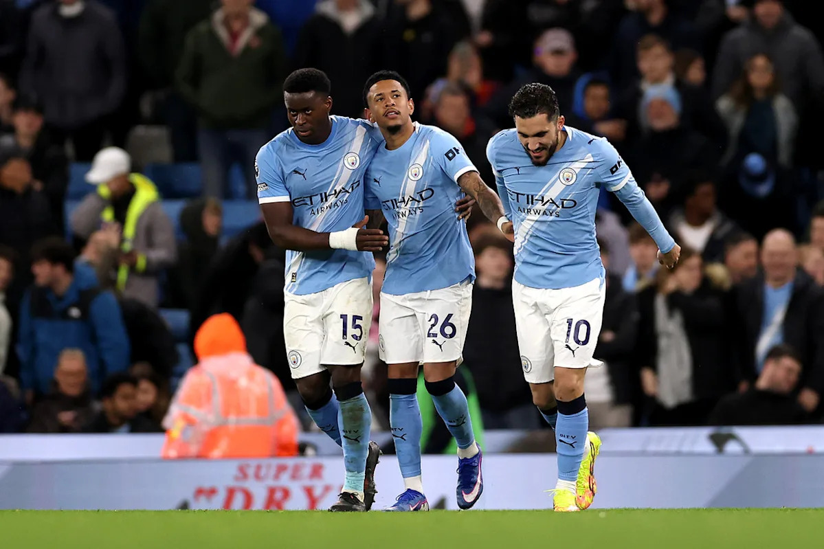 City ease past Palace to close gap on Arsenal