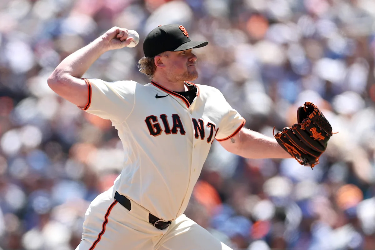 Giants ace Logan Webb goes on 15-day IL with right knee bursitis, ending consecutive start streak Giants ace Logan Webb goes on 15-day IL with right knee bursitis, ending consecutive start streak